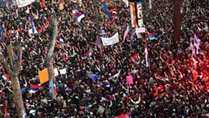 Voislav Koştuniţa le promite protestatarilor că Serbia nu va recunoaşte niciodată Kosovo