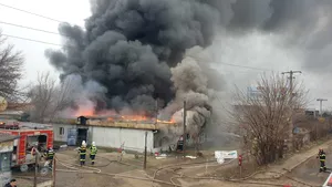 Incendiu puternic izbucnit la un depozit din Capitală