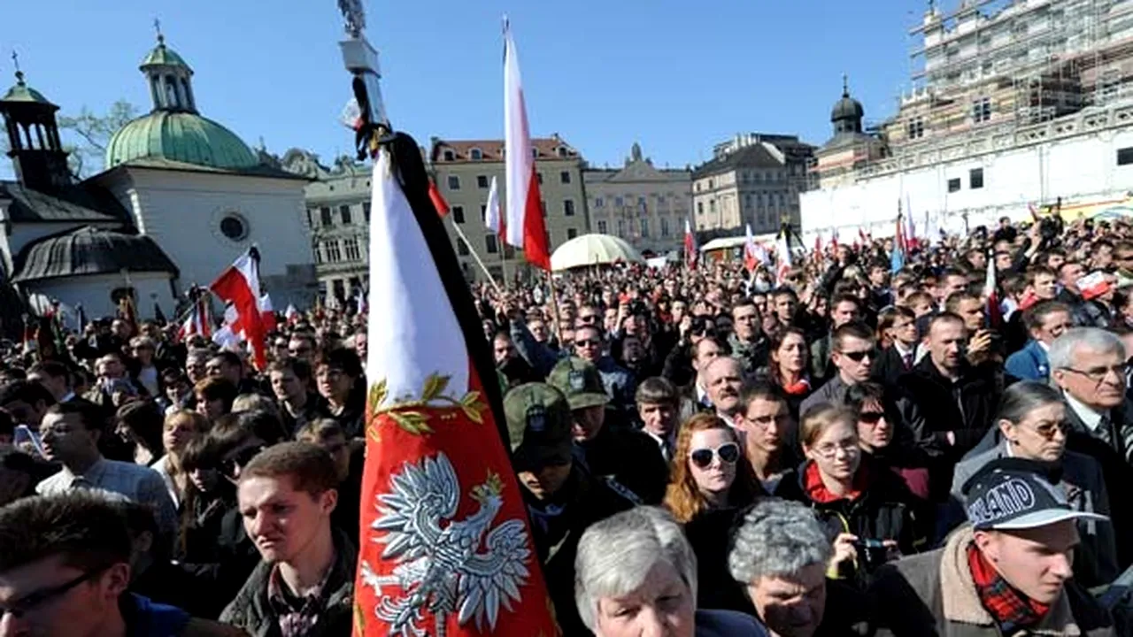 Circa 150.000 de polonezi au asistat la funeraliile preşedintelui Lech Kaczynski