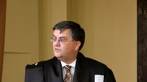 Rectorul Universităţii din Bucureşti: Pot retrage diploma de doctorat a lui Ponta doar dacă Ministerul Educaţiei îşi dă acordul