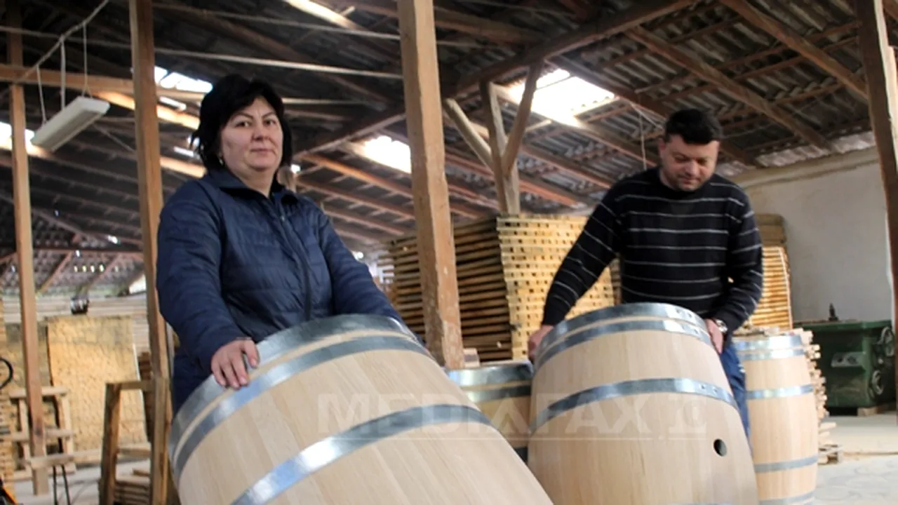 REPORTAJ: O familie din Arad confecţionează butoaie de vin pe care le exportă în ţări de pe cinci continente - GALERIE FOTO