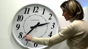 Luna aceasta se schimbă ora. Află când dormim cu o oră în plus