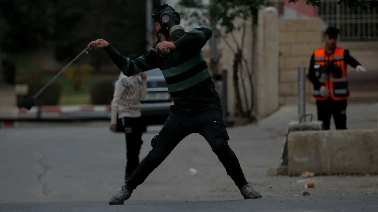 Vehiculul Patriarhului Ortodox de la Ierusalim, atacat cu pietre de sute de palestinieni creştini / Motivul pentru care protestatarii au strigat 