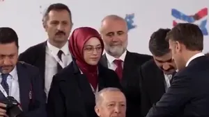 Summitul din Albania: Gestul bizar al lui Erdogan care l-a pus în dificultate pe Macron