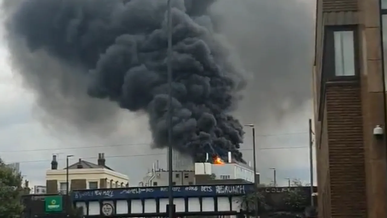 Incendiu uriaş în Londra. Aproximativ 100 de pompieri se află la faţa locului