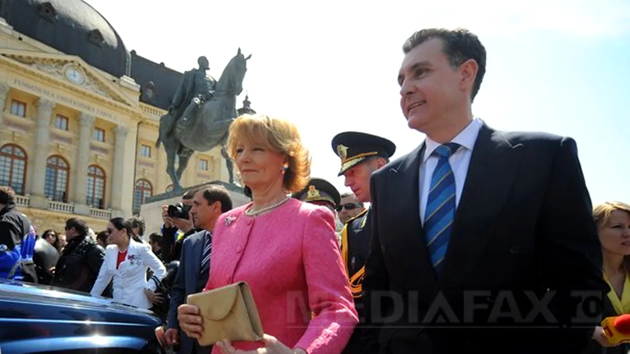 ZIUA REGALITĂŢII, sărbătorită la Bucureşti în absenţa Regelui Mihai: Mesaje promonarhiste şi steaguri tricolore cu stema regală
