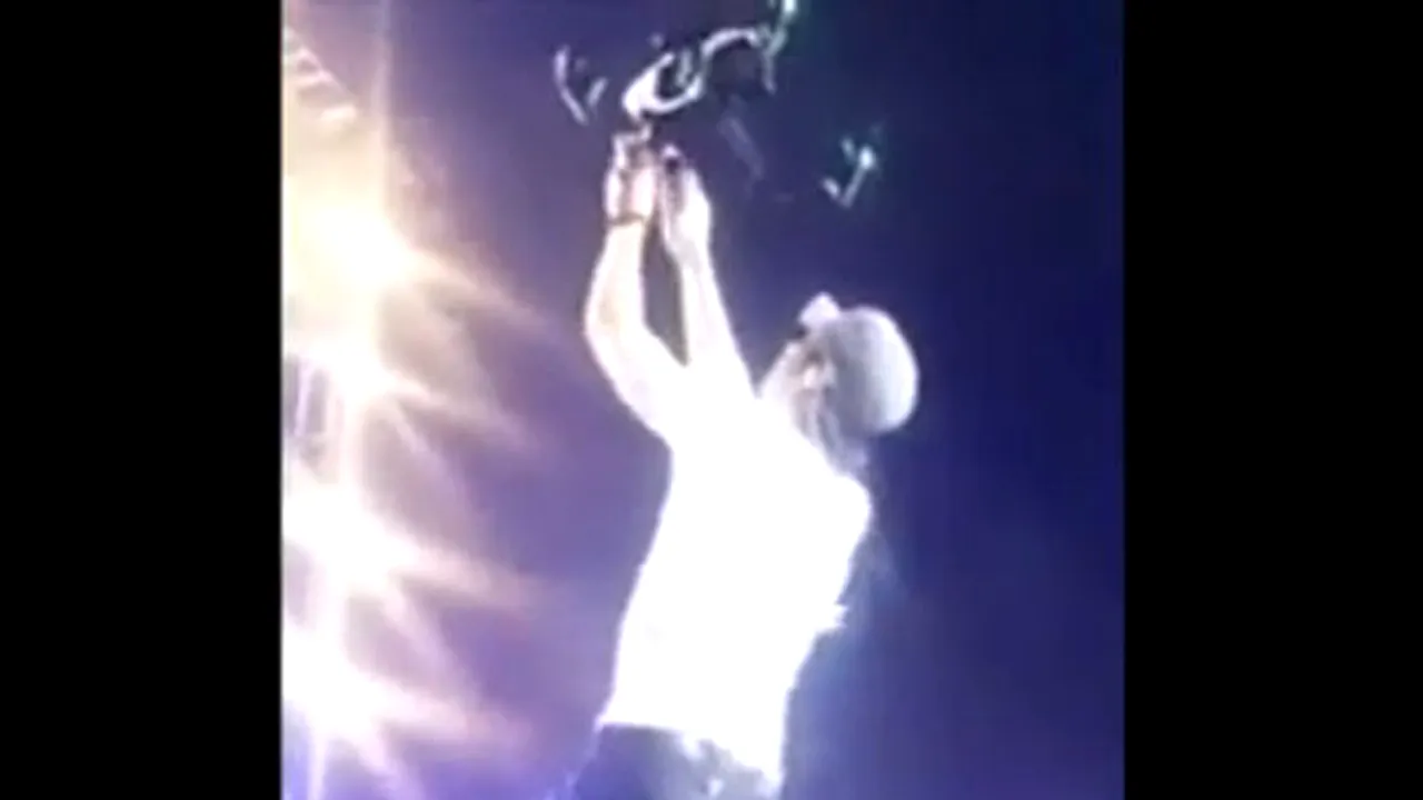 Enrique Iglesias s-a rănit în timpul unui concert. Artistul a continuat să cânte - FOTO, VIDEO