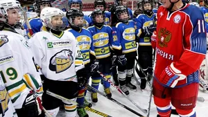 Vladimir Putin a jucat hochei pe gheaţă alături de tineri sportivi - VIDEO