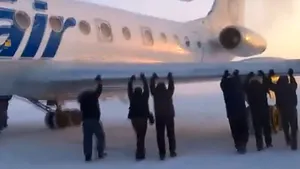 Pasageri ruşi, nevoiţi să împingă un avion al cărui tren de aterizare îngheţase - VIDEO