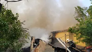 Incendiu la o casă din Capitală. O persoană cu arsuri pe 40% din corp, transportată la Spitalul Floreasca. 100 de pompieri au acţionat pentru lichidarea flăcărilor. FOTO 