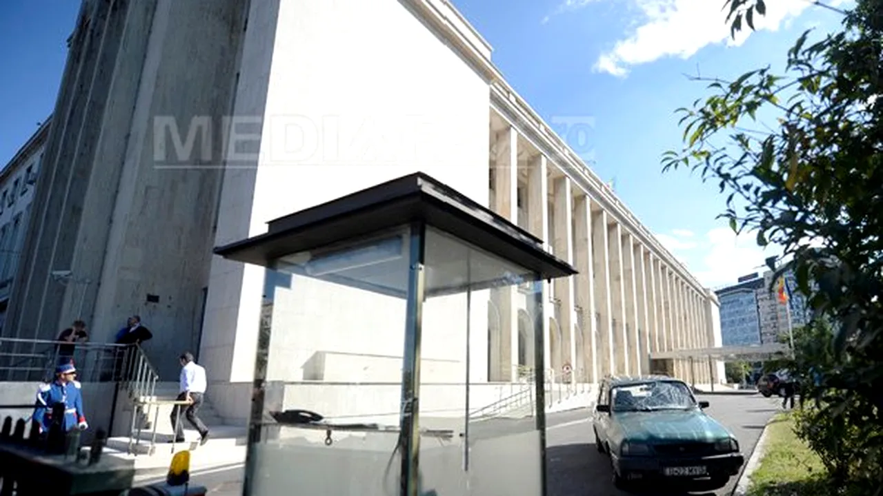 Adrian Sobaru a intrat cu maşina în gardul Guvernului. Le-a strigat jandarmilor care l-au reţinut: Vă place cum arată ţara asta? - FOTO