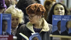 ANALIZĂ: Volume de Klaus Iohannis, Lucian Boia şi Andreea Esca, printre cele mai vândute cărţi în 2014