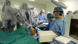 Transplant de rinichi de la soţie la soţ, realizat cu ajutorul robotului DaVinci la un spital din Braşov