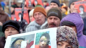 PROTEST LA KIEV: Zeci de mii de persoane denunţă agresarea unei jurnaliste de opoziţie