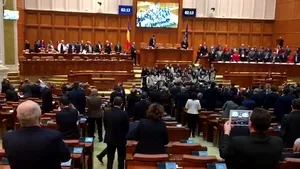 Parlamentarii au fost colindaţi în plenul comun de un grup de copii - VIDEO