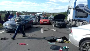 FOTO, VIDEO Accident în lanţ pe drumul dintre Craiova şi Filiaşi: Opt maşini s-au ciocnit din cauza fumului de la un incendiu de vegetaţie