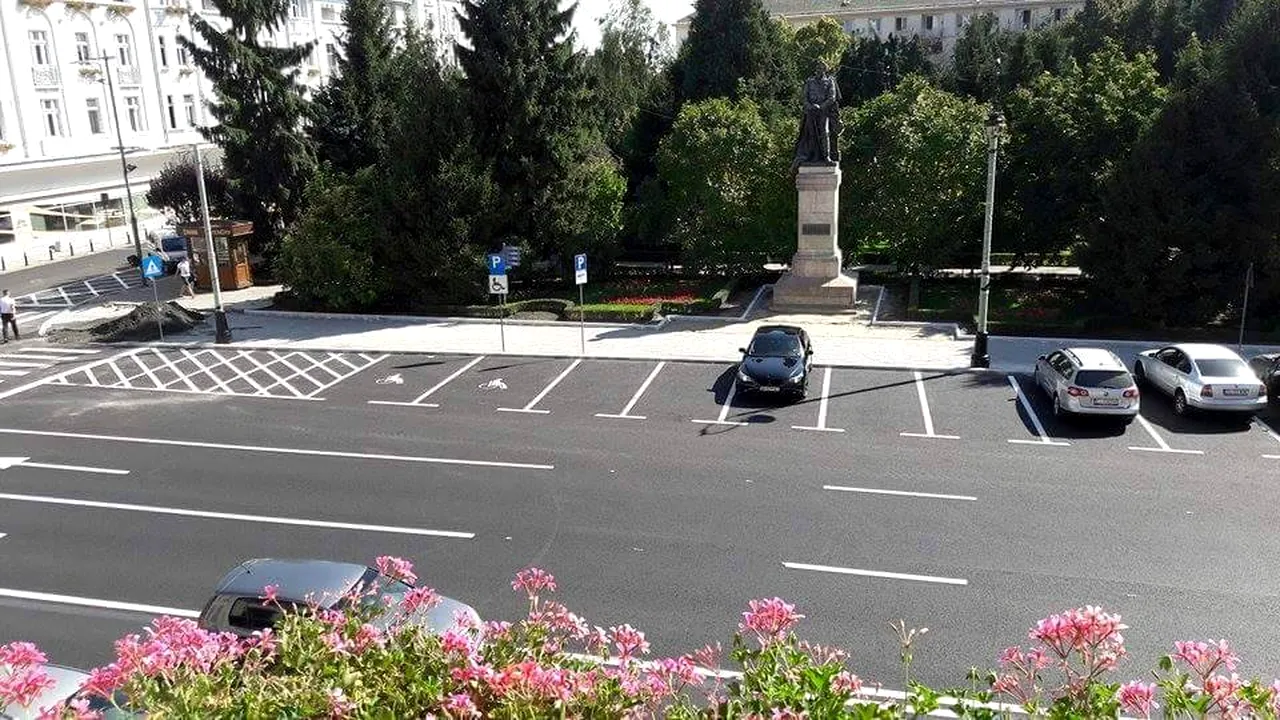FOTO | Parcarea cu plată prin SMS a golit de maşini centrul Craiovei; şoferii preferă taxa mai mică