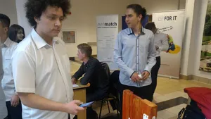 Aplicaţie pe telefonul mobil care deschide uşi şi înlocuieşte cheia, creată de elevi din Turda - GALERIE FOTO 