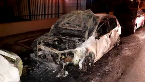 Bărbatul care a incendiat două maşini la întâmplare s-a autodenunţat. Poliţiştii fac cercetări