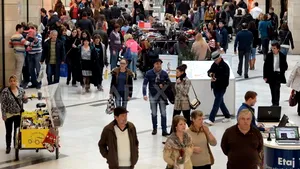 Barometrul Cultural 2014: Circa 14% dintre români merg lunar în mall, doar 1,7% merg la bibliotecă