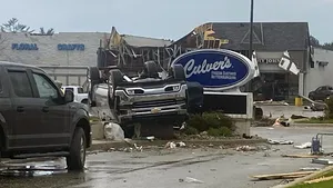 Cel puţin un mort şi 40 de răniţi: O tornadă rară loveşte un oraş din Michigan