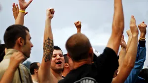 Agresorii unui suporter din Piaţa Constituţiei, cercetaţi