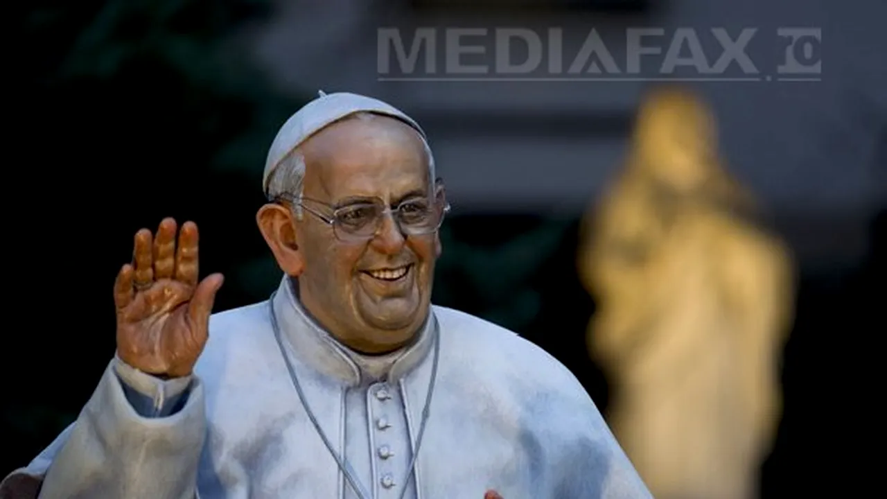 Statuie în mărime naturală a Papei Francisc, la Catedrala din Buenos Aires