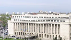 Guvernul: Interdicţia cumulului pensiei cu salariul, în acord cu o decizie a CC