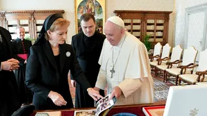 Majestatea Sa Margareta, întâlnire cu Papa Francisc la Vatican. Cadou simbolic oferit de Casa Regală