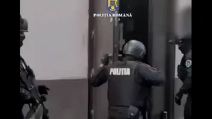 VIDEO Percheziţii: Mai multe persoane sunt acuzate că abordau cetăţeni străini în Centrul Vechi pe care îi invitau să consume alcool, iar apoi, le furau banii