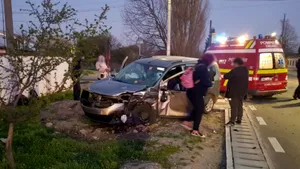 FOTO | Microbuz cu 18 pasageri, implicat într-un accident în Giurgiu. Mai multe persoane au avut nevoie de îngrijiri medicale