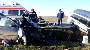 Două maşini s-au lovit frontal pe o şosea din Mehedinţi. O femeie aflată la volan a murit. FOTO