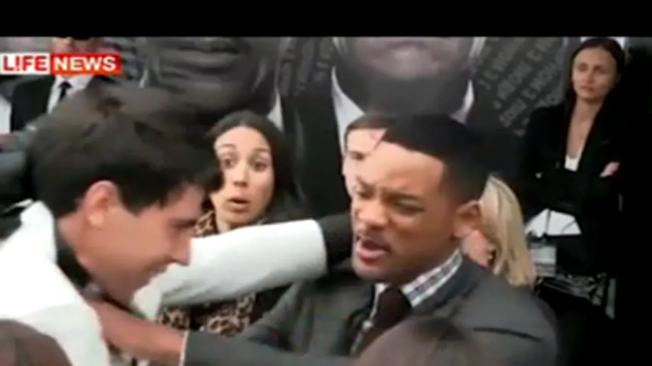 Will Smith a PĂLMUIT un reporter pe covorul roşu, pentru că a încercat să-l SĂRUTE - VIDEO