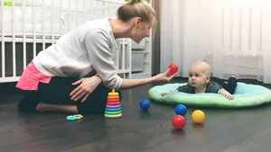 Ce alegi pentru copilul tău între bonă şi creşă. Argumente pro şi contra