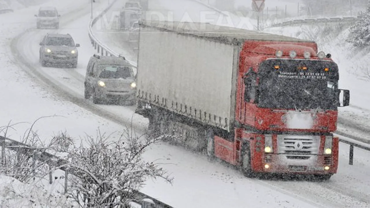 Trafic restricţionat pe DN 13 A pentru maşinile de tonaj greu din cauza viscolului