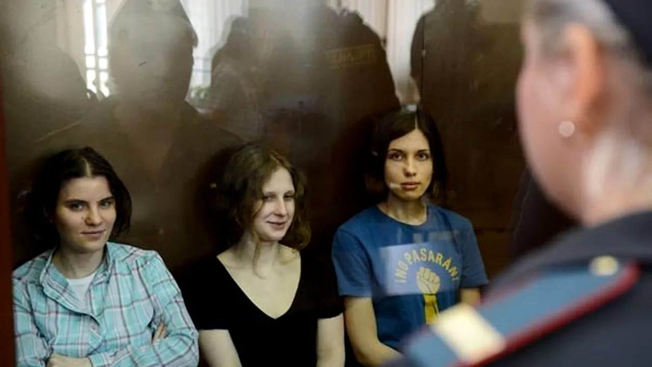 O membră a grupului punk Pussy Riot a îndemnat la noi acţiuni politice, imediat după eliberare