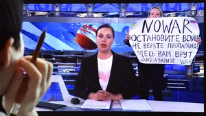 Prezentatoarea de ştiri care a protestat împotriva războiului în direct la televiziunea rusă de stat a fost arestată în Moscova. Motivul pentru care a fost reţinută de autorităţi