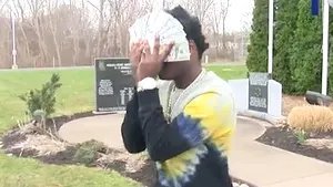 Opulenţa afişată de un controversat rapper american când iese din închisoare. Cu ce şi-a acoperit faţa pentru a nu fi identificat | VIDEO