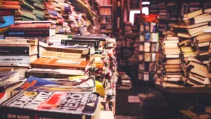 Un roman din 1987 a devenit bestseller ca urmare a controverselor pe care le-a provocat pe rețelele de socializare