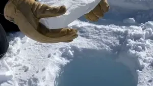 De văzut cu sunetul pornit. Ce se întâmplă când o bucată de gheaţă este aruncată într-un puţ de 137 de metri săpată în Antarctica | VIDEO