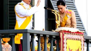 Noi dezvăluiri sordide despre ”izolarea în harem” a regelui Thailandei. Cum decurge carantina extravagantului monarh