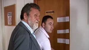 Ion Vasile a spart uşa biroului senatorial, după ce i-a fost schimbată yala