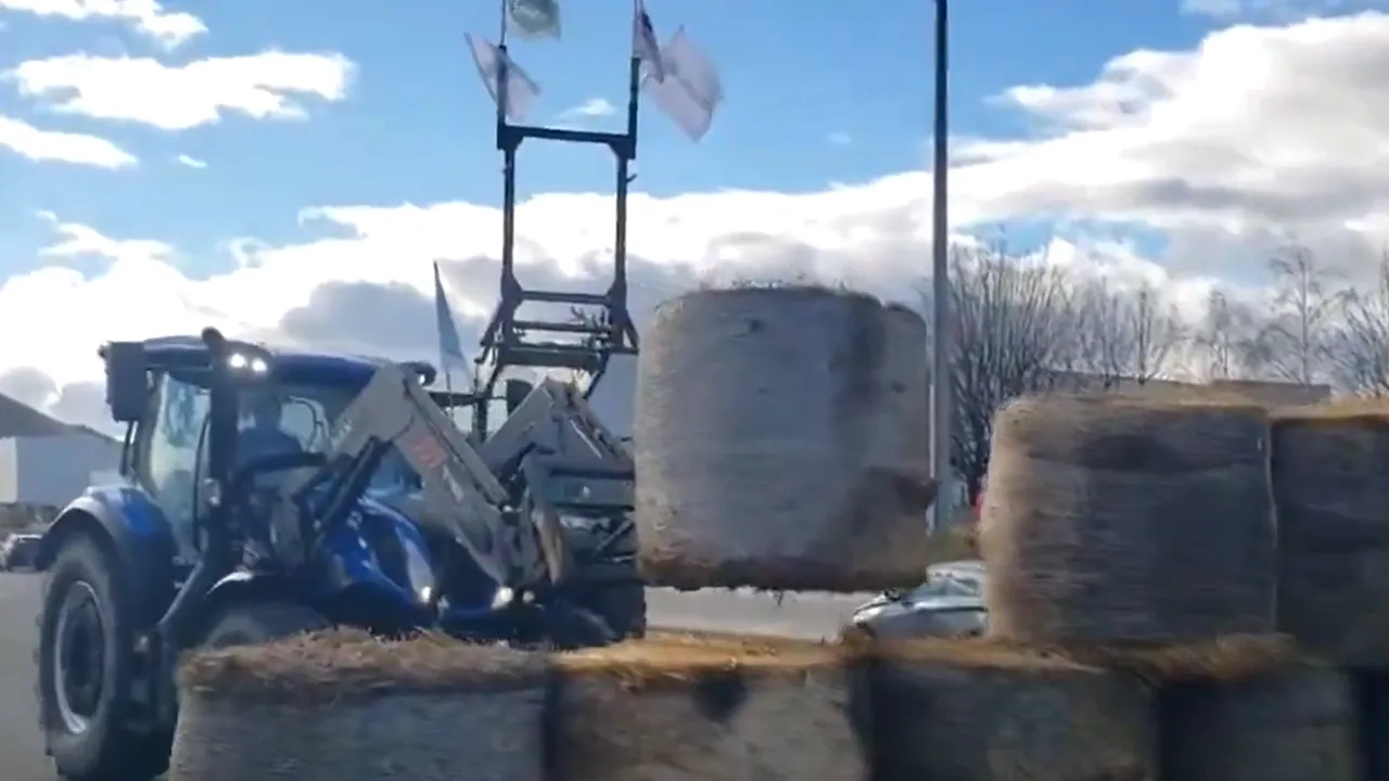 Fermierii francezi au aruncat legume din străinătate pe autostrăzi. Ameninţă cu blocarea Parisului