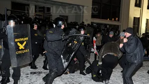 Treizeci de tineri care protestau la Guvernul din Minsk au fost loviţi şi arestaţi de poliţie