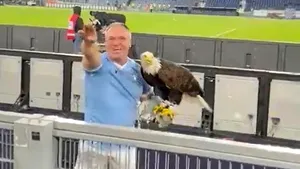 Zborul şoimului-simbol al echipei Lazio, suspendat după salutul fascist al dresorului
