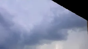 Imagini spectaculoase în Alba: O perdea de apă acoperă dealurile | FOTO