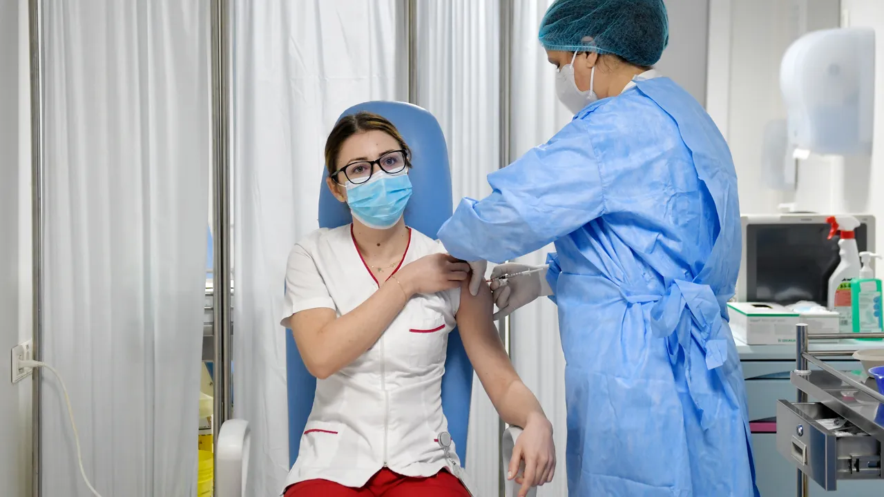 Mihaela Anghel, asistentă medicală, este prima persoană din România vaccinată anti-COVID-19