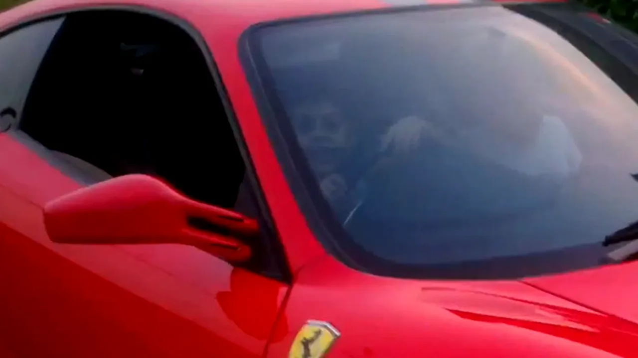 Cum te poate trimite Youtube la ÎNCHISOARE. Un afacerist şi-a lăsat fiul de nouă ani să conducă un Ferrari şi a arătat lumii filmul - VIDEO