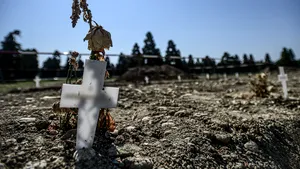 Poveşti tragice, îngropate în cimitirele din nordul Italiei. Victimele Covid 19 mor în singurătate, vegheate de o cruce de plastic. „Am pierdut o generaţie întreagă”