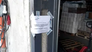 Vopsele lângă mâncare, saltele murdare şi lipsa autorizaţiilor. Firmă de curierat din Braşov, închisă